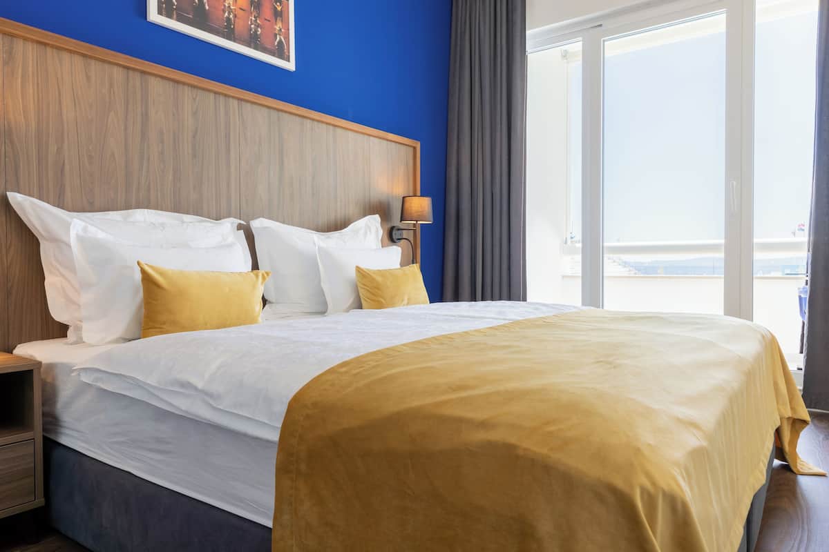 Habitación Deluxe con 1 cama doble o 2 individuales, balcón, vistas al mar | Escritorio, espacio para trabajar con un portátil, wifi gratis