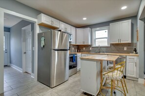 Fridge, microwave, oven, stovetop - Lenai Spa Cottage in North Nash! (Nashville)