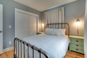 Iron/ironing board, free WiFi, bed sheets - Lenai Spa Cottage in North Nash! (Nashville)