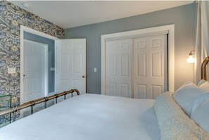 Iron/ironing board, free WiFi, bed sheets - Lenai Spa Cottage in North Nash! (Nashville)