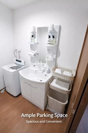 Căn hộ tiện nghi đơn giản, ban công | Phòng tắm | Bồn tắm và buồng tắm vòi sen riêng, máy sấy tóc, khăn tắm, xà phòng 