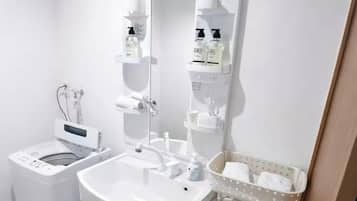 Departamento Confort, balcón | Baño | Tina y regadera independientes, secadora de cabello, toallas, jabón
