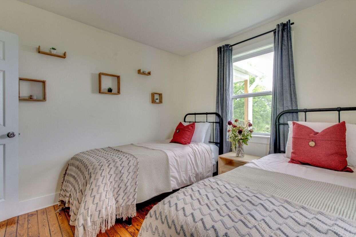 Iron/ironing board, free WiFi, bed sheets