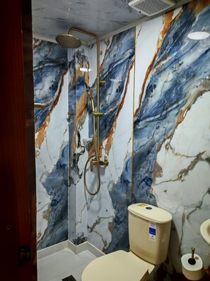 Dusche, Haartrockner, Handtücher, Toilettenpapier