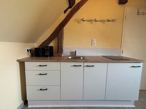 Wasserkocher mit Kaffee-/Teezubehör, Kühlschrank, Mikrowelle, Toaster