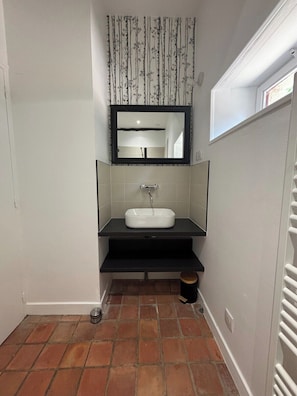 Bathroom - L'Escapade de la Mare Ronde—Intimate and Welcoming (Yvré-l'Évêque)