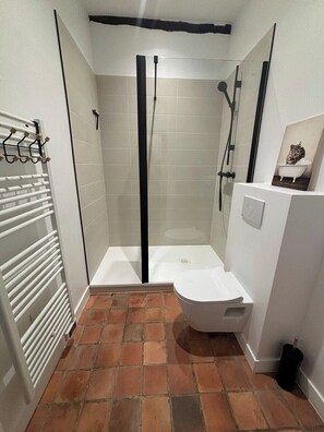 Bathroom - L'Escapade de la Mare Ronde—Intimate and Welcoming (Yvré-l'Évêque)