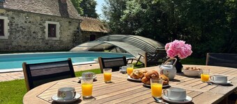 Charming vacation rental with a pool, tennis court, and pétanque court