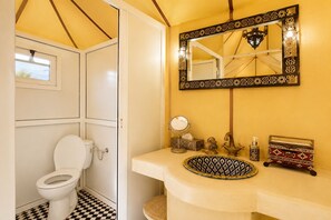 Badewanne und Dusche (separat), Handtücher, Shampoo, Toilettenpapier