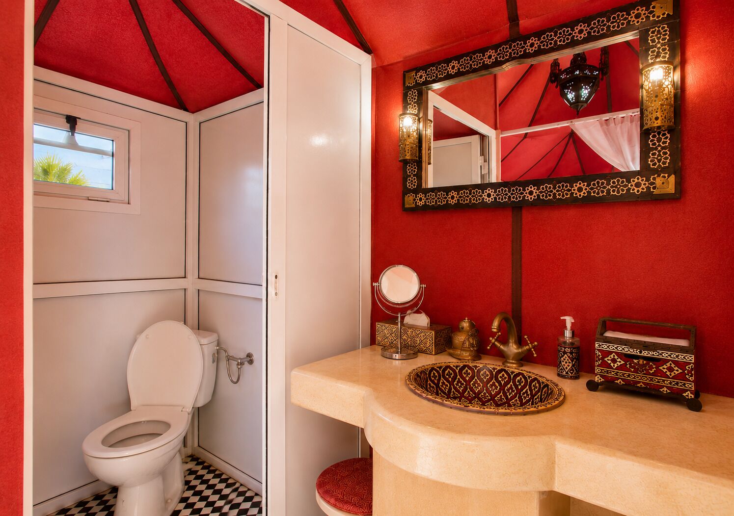Baignoire et douche séparées, serviettes fournies, shampoing