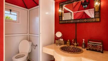 Baignoire et douche séparées, serviettes fournies, shampoing