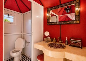 Baignoire et douche séparées, serviettes fournies, shampoing