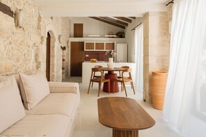 Villa | Wohnbereich | 50-Zoll-Smart-TV mit Satellitenempfang, Kamin, Netflix