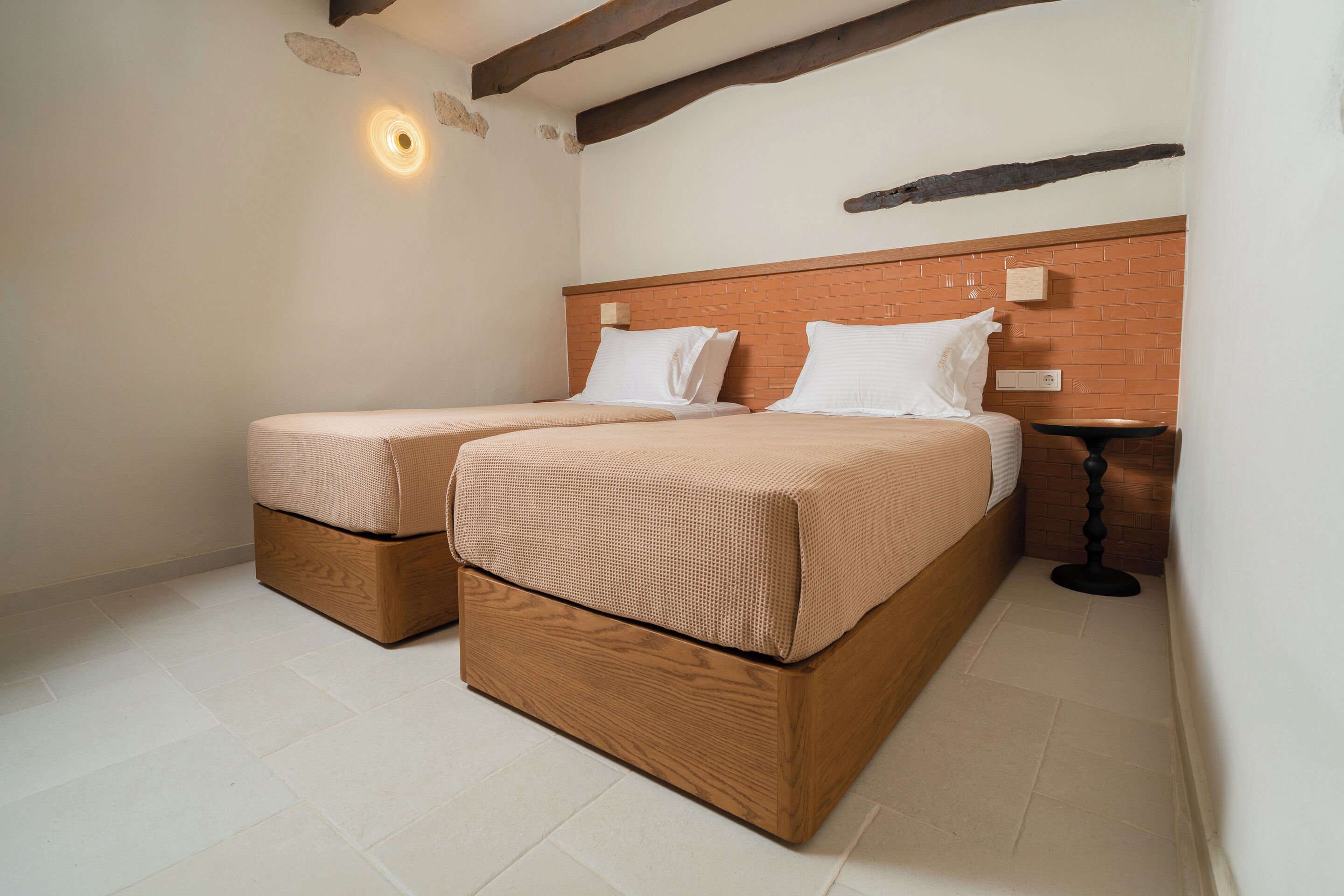 Villa | Decoración individual, tabla de planchar con plancha, cuna de viaje
