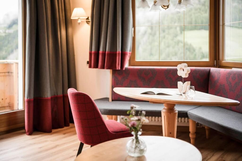 Junior Suite, Balcony, Mountain View | Dining