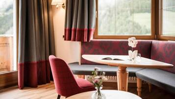 Junior Suite, Balcony, Mountain View | Dining