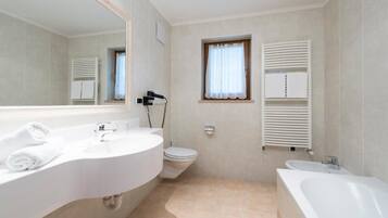 Junior-Suite, Balkon, Bergblick | Badezimmer
