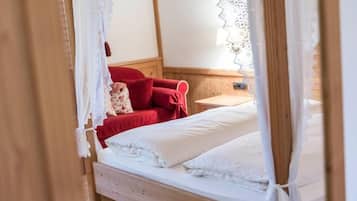 Double Room, Garden View | WiFi (free), bed sheets