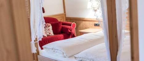 Chambre double, vue sur le jardin | Accès au Wi-Fi (inclus), literie fournie