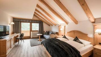 Junior-Suite, Balkon, Bergblick | Kostenloses WLAN, Bettwäsche
