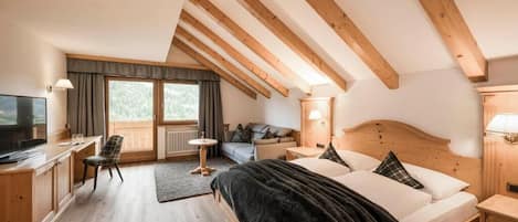 Junior Suite, Balcony, Mountain View