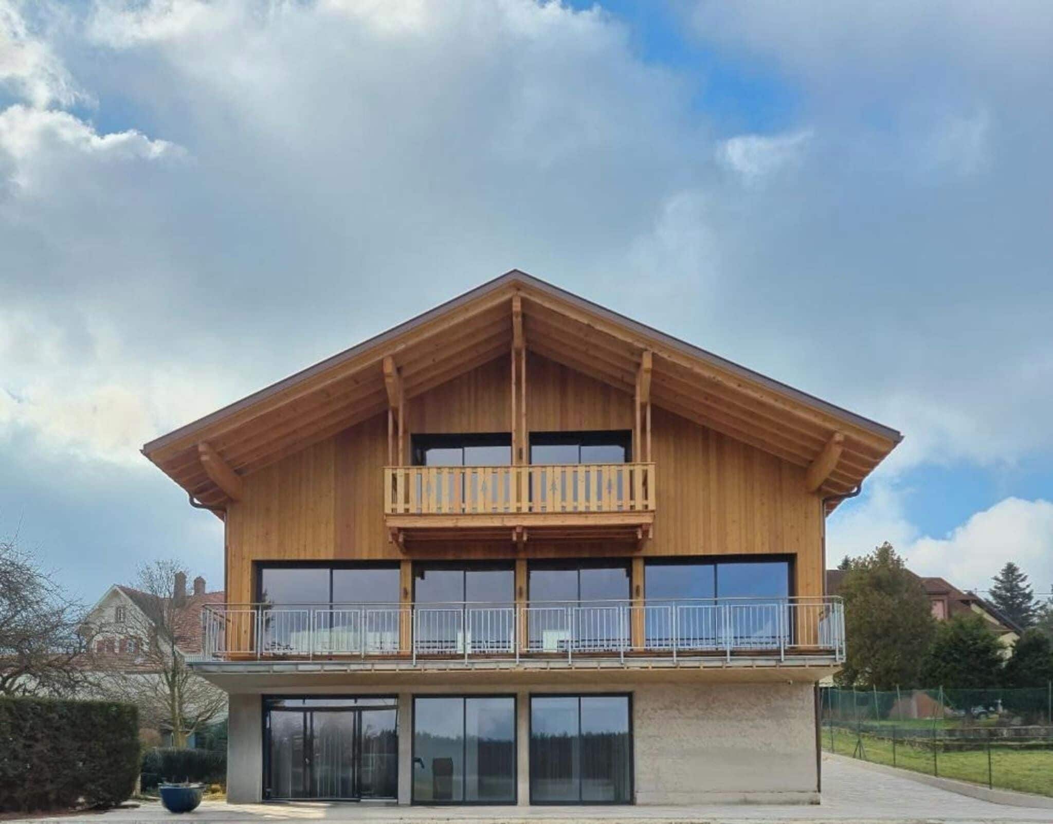 Un edificio de madera de dos pisos, con un balcón en el nivel superior.