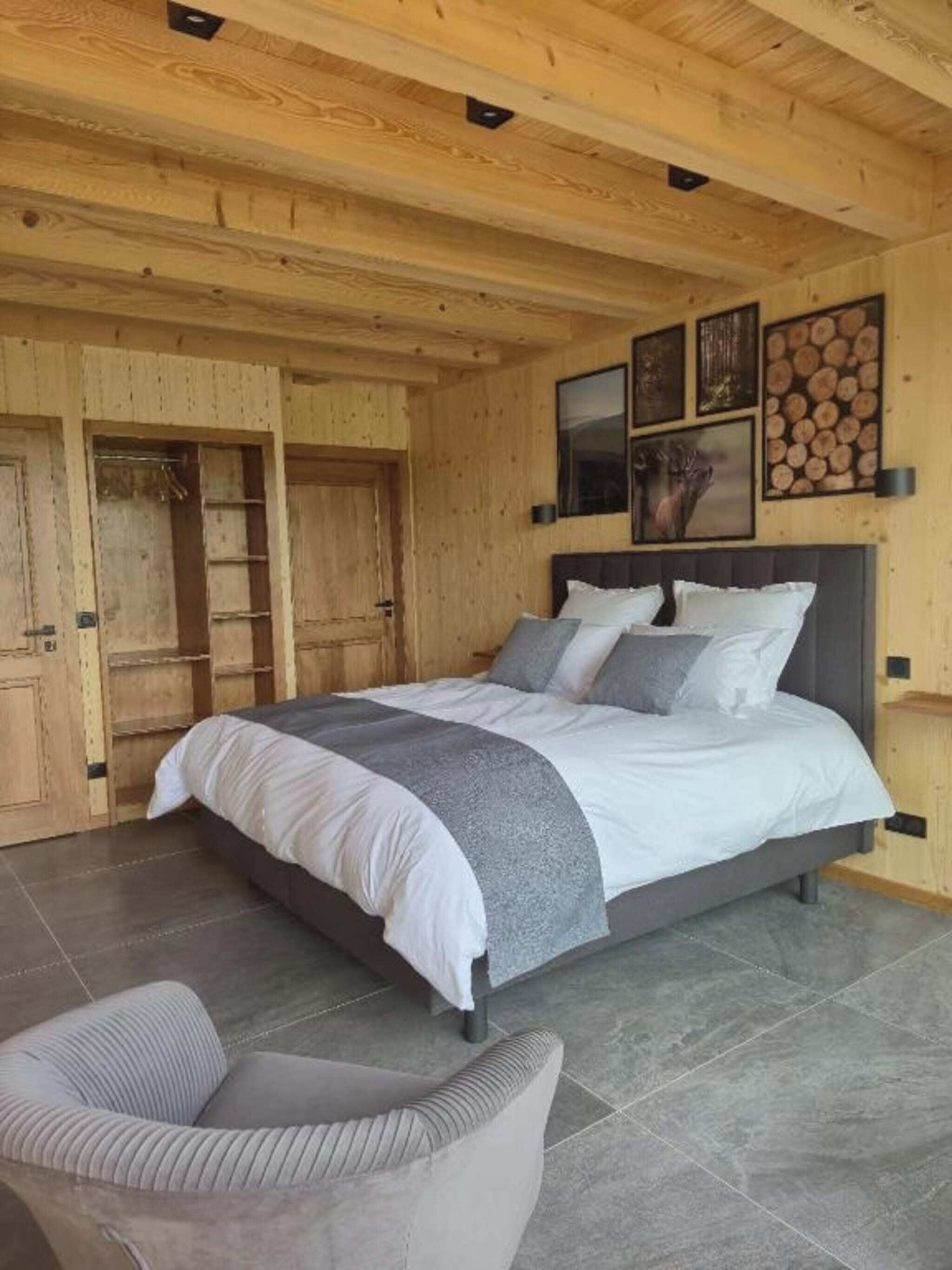 4 bedrooms, travel cot, free WiFi, bed sheets