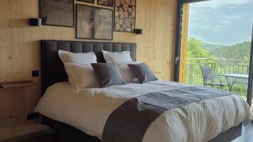 4 bedrooms, travel crib, free WiFi, bed sheets
