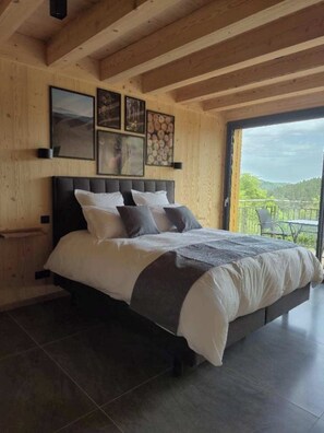 4 bedrooms, travel crib, WiFi (free), bed sheets