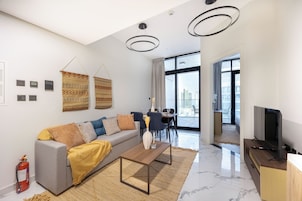 Apartamento, sacada, vista para o canal | Área de estar
