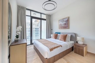 Apartamento, sacada, vista para o canal | Cofres nos quartos, ferros/tábuas de passar roupa, Wi-Fi de cortesia