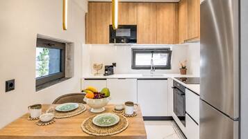 Villa | Cuisine privée | Réfrigérateur, four à micro-ondes, un four, surface de cuisson