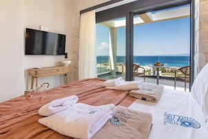 Olea Pearl Villa with Private Heated Pool | Tabla de planchar con plancha y wifi gratis