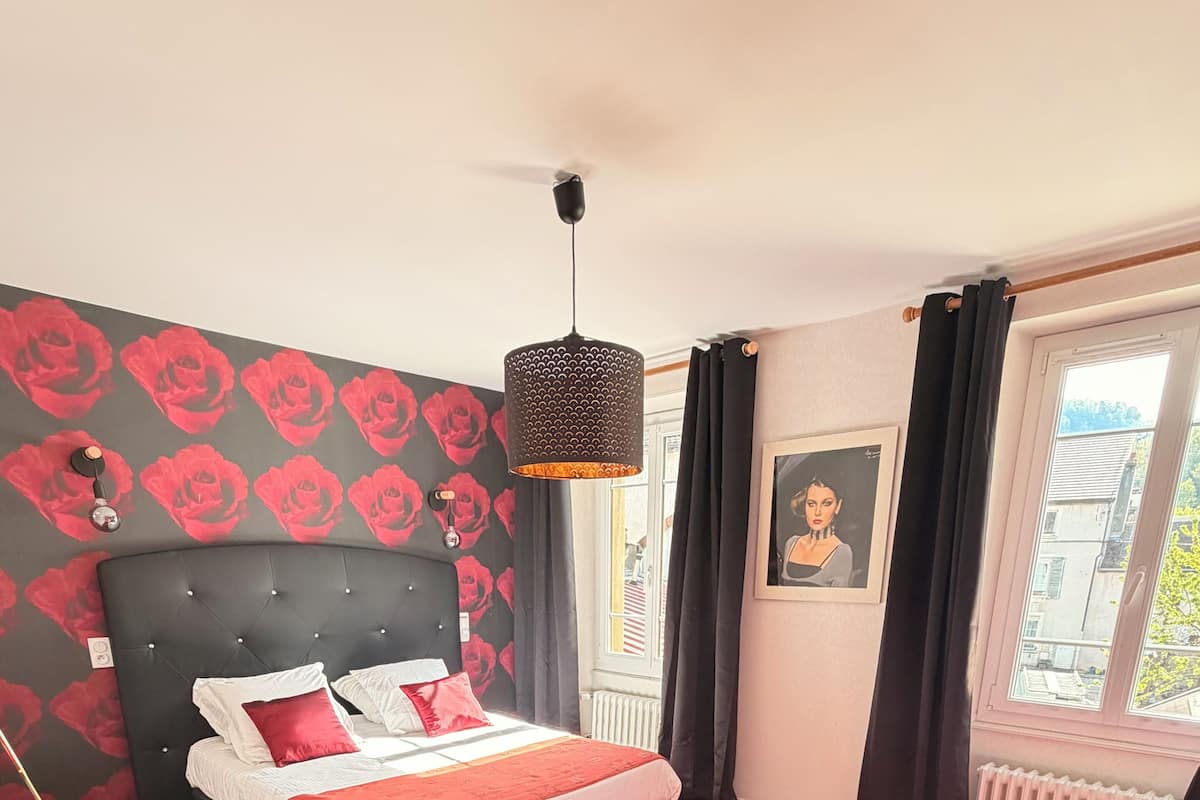 Habitación triple económica | Espacio para trabajar con laptop y wifi gratis