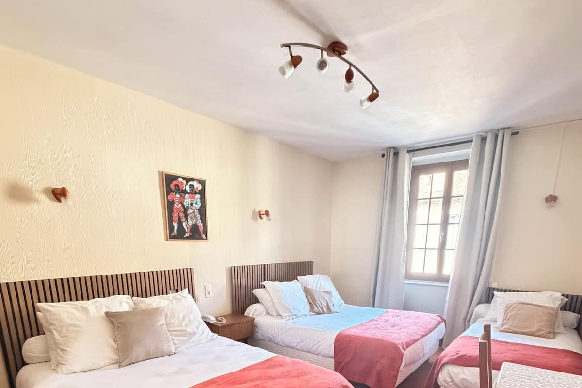 Habitación cuádruple familiar | Espacio para trabajar con laptop y wifi gratis