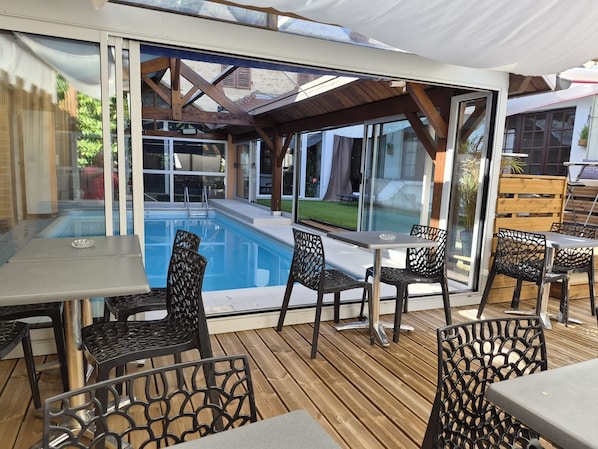 Outdoor dining - HOTEL DE PARIS (Poligny)