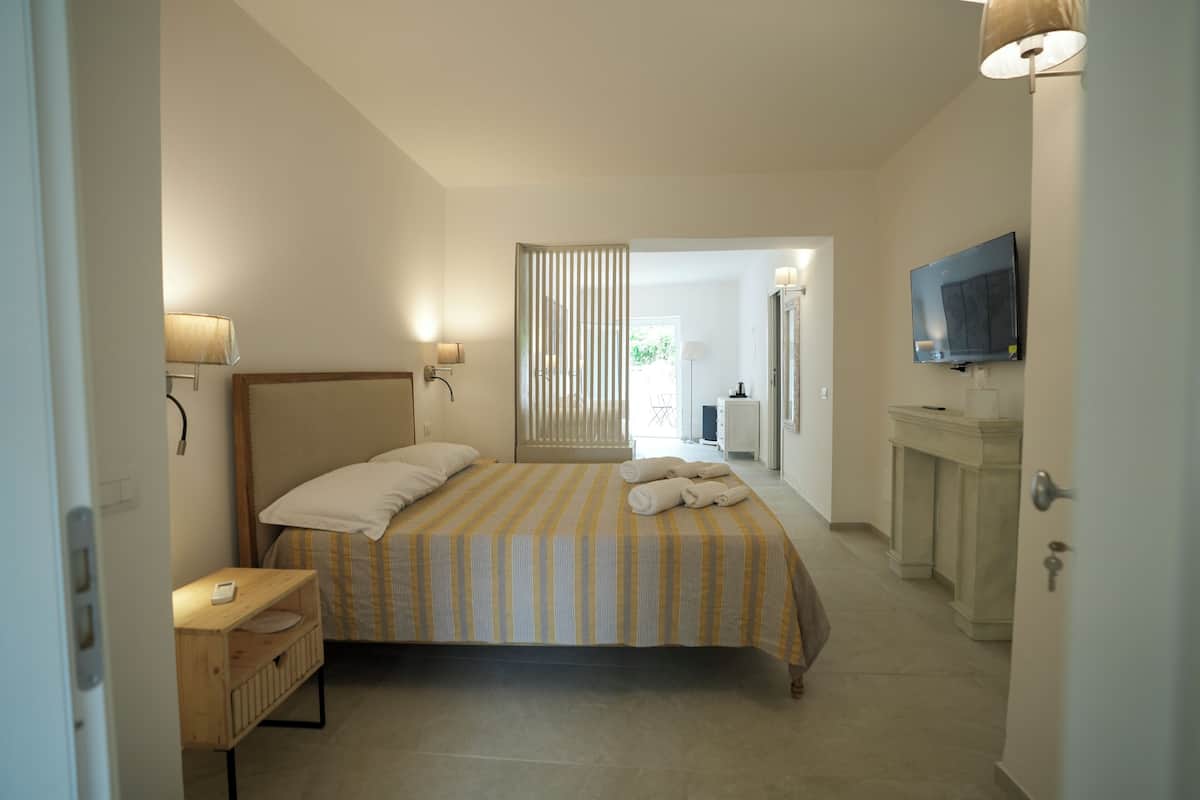 Deluxe Suite, Garden View | Iron/ironing board, WiFi (free)