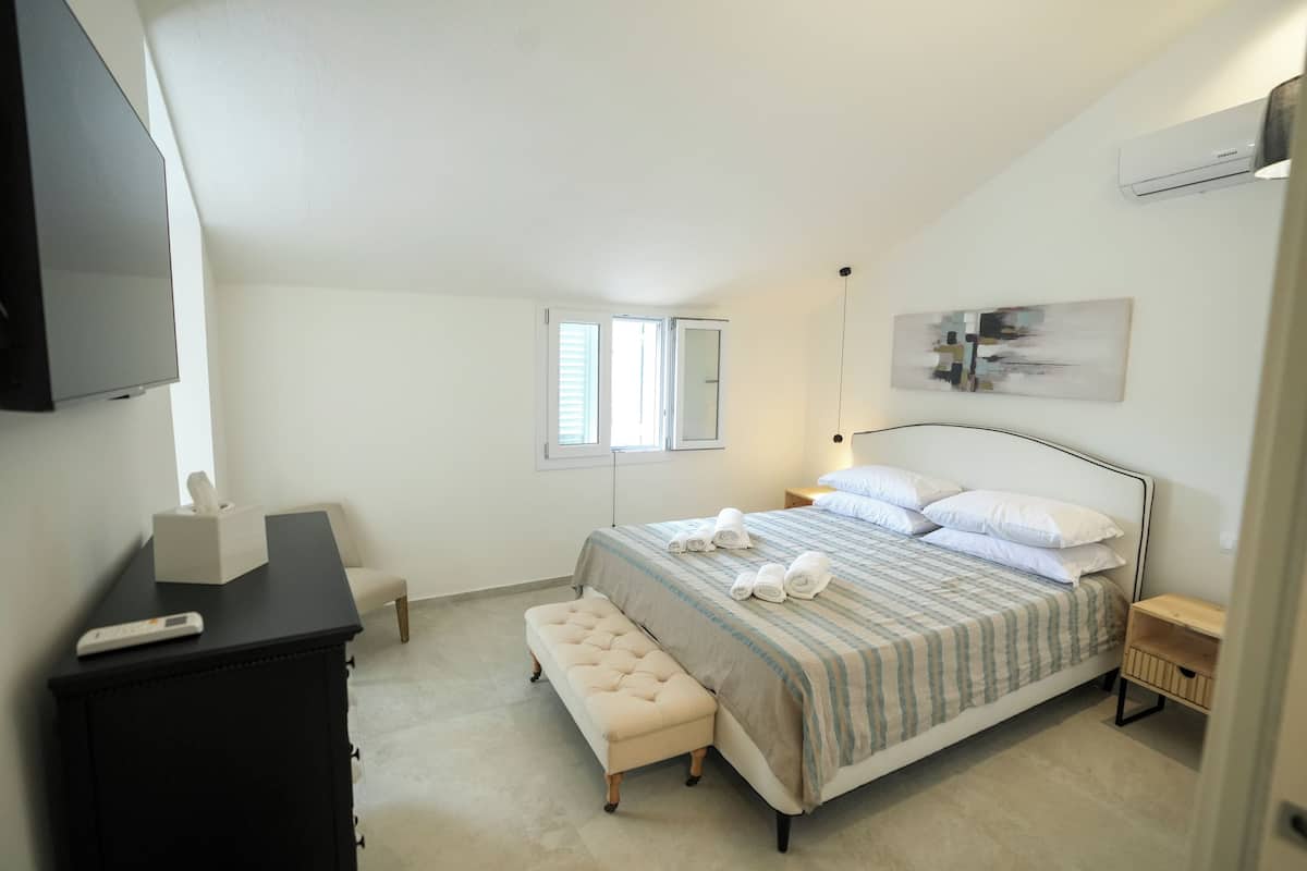 Comfort Suite, Garden View | Iron/ironing board, WiFi (free)