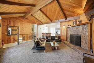 Casa, 5 habitaciones | Zona de estar | Una Smart TV