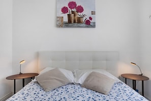 A bedroom with a bed, two bedside tables, and a painting on the wall. - Holiday Home “Gîte De Chaussac” with Wi-Fi (Saint-Laurent-sur-Sèvre)