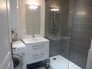 Shower, hair dryer, towels - Holiday Home “Gîte De Chaussac” with Wi-Fi (Saint-Laurent-sur-Sèvre)