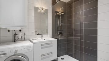 Douche, sèche-cheveux, serviettes fournies
