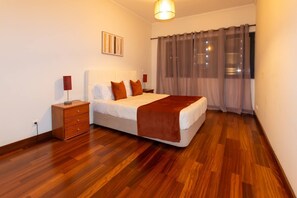 Ferros/tábuas de passar roupa, Wi-Fi, roupa de cama
