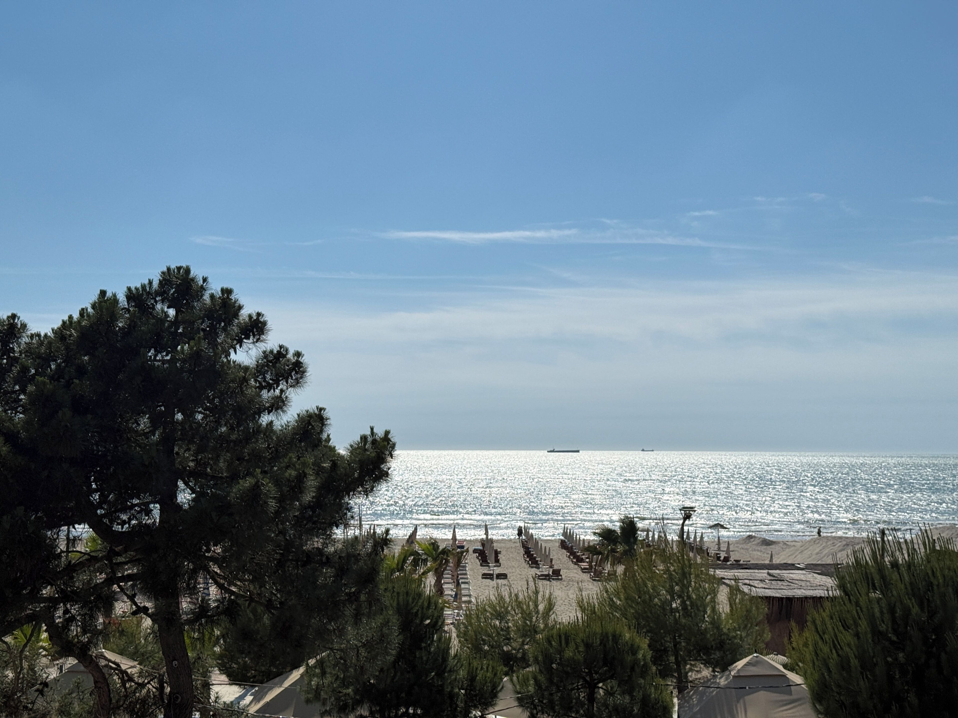 Tremannsrom – standard, strandutsikt | Strand | Privat strand, hvit sand og buss til stranden (inkludert)