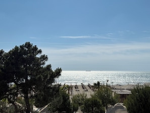 Habitación triple estándar, vistas a la playa | Playa | Playa privada, arena blanca y servicio gratuito de transporte a la playa