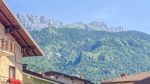 Berglandschap met een gebouw en een balkon.