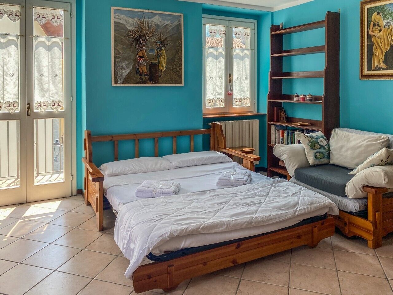 Een bureau, een strijkplank/strijkijzer, wifi, beddengoed