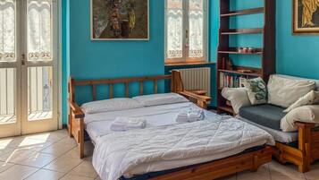 Een bureau, een strijkplank/strijkijzer, wifi, beddengoed