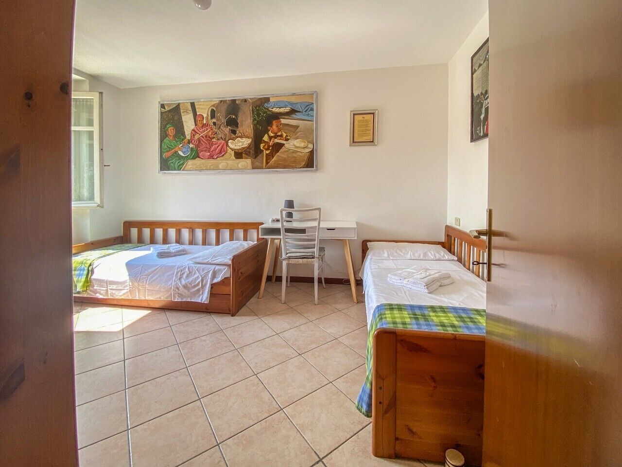Desk, iron/ironing board, WiFi, bed sheets