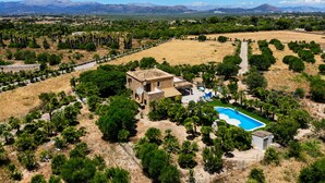 A large property with a swimming pool, a small building, and a view of mountains. - 286 Palmitos 1 by Mallorca Charme (Can Picafort)